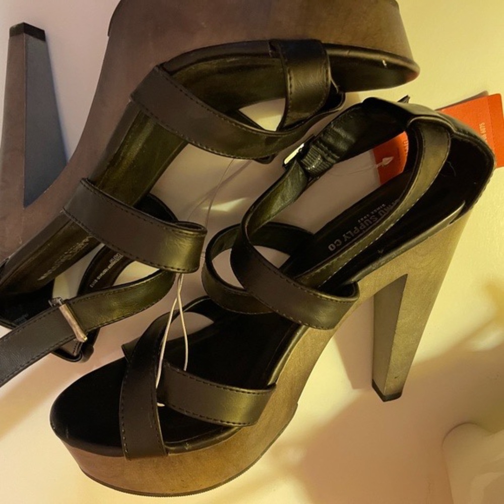 NWT Mossimo "Wandy" Strappy Platform Heels